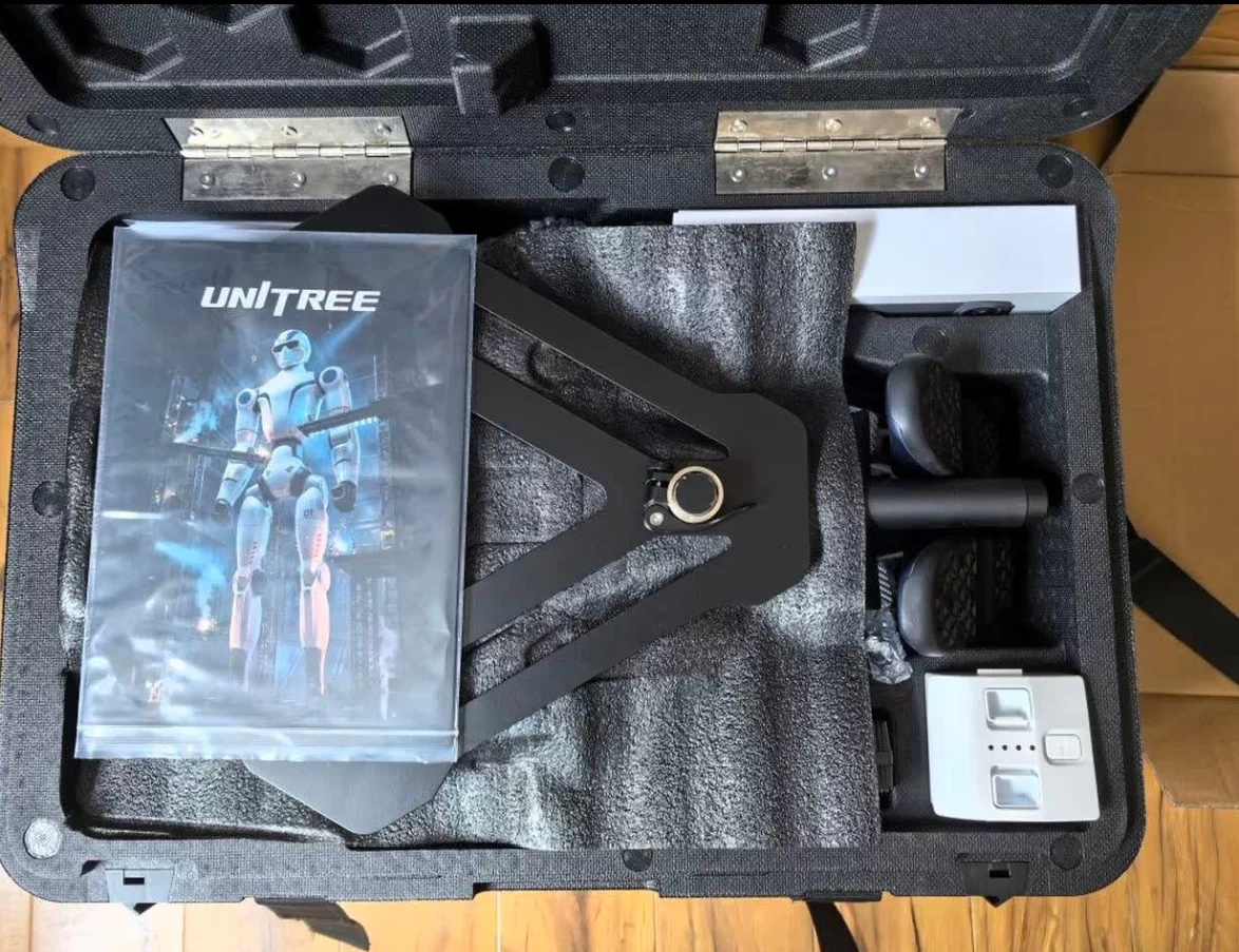 宇树 Unitree R1 人形机器人 极致轻巧 具身智能 AI大模型 语音交互 定制改造 家庭陪伴 文娱商演 教育科研 2